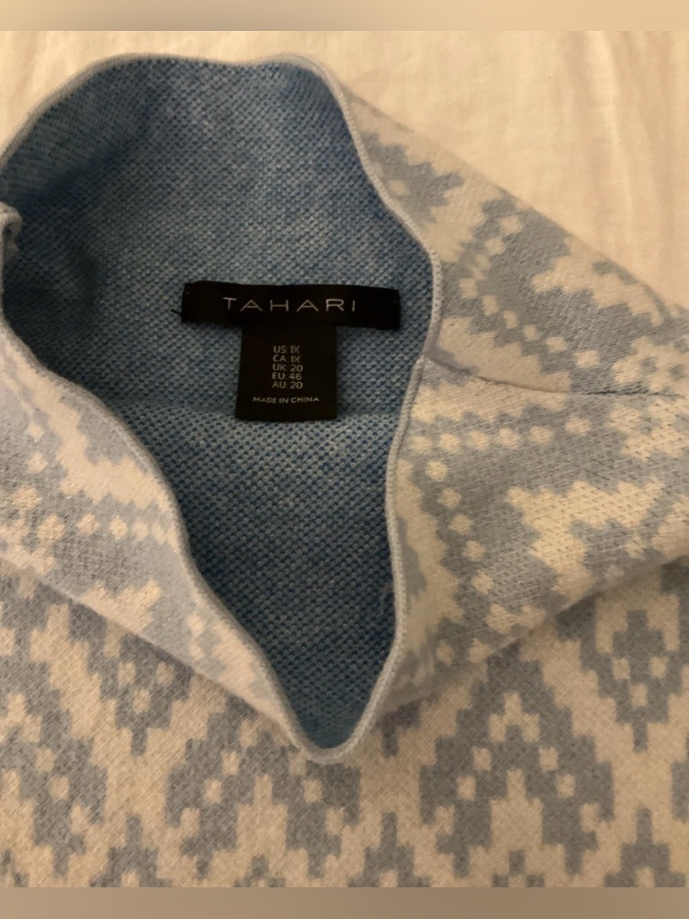 Tahari Light Blue and White V-Neck Patterned Men’s Sweater